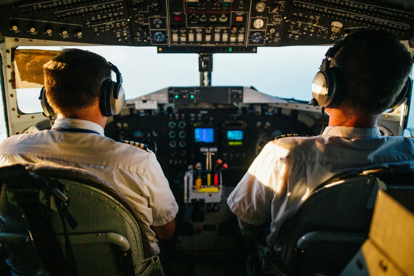 Picture of an airliner cockpit with the two pilots
